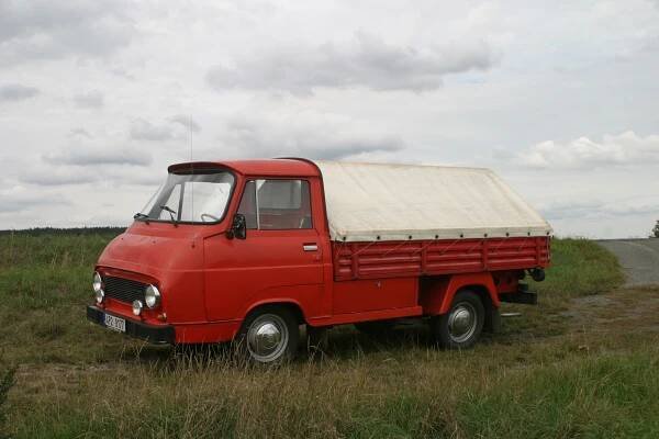 Legendární Škoda 1203 jako valník: Můžete v ní přespat, uveze až tunu nákladu a původně se nesměla prodávat soukromníkům. Má i dnes nějaké plusy?