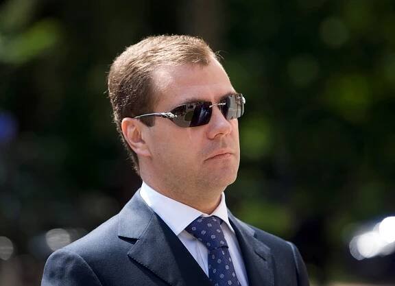 Proč se Putin zbavil věrného spojence Dmitrije Medveděva?