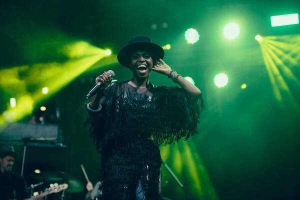 FOTOREPORT: Morcheeba a Indoor Garden Party s Russellem Crowem koncertně zahájili 57. ročník KVIFF