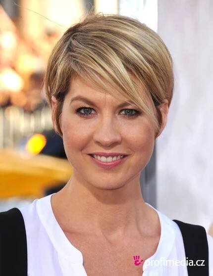 Jenna Elfman - celebrity účes - HappyHair