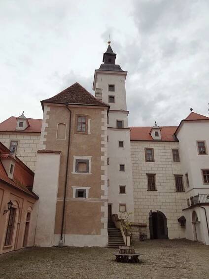 Starý zámek v Jevišovicích - zde můžete nahlédnout do soukromí netopýr - otevírací doba, akce, ubytování, prohlídky, vstupné