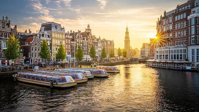 Amsterdam, město větrných mlýnů, jízdních kol a tulipánů, ale také marihuany a prostituce