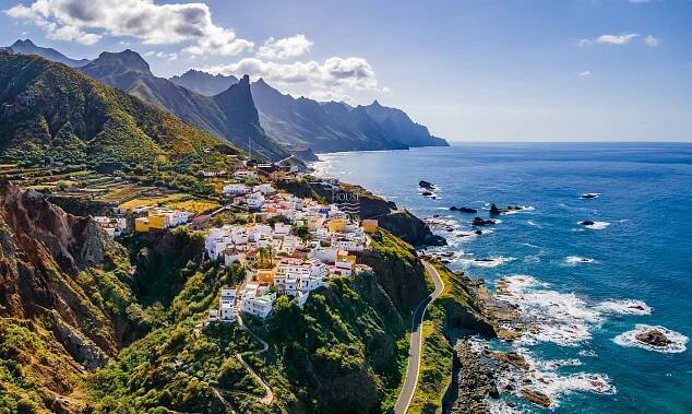 Krajina s pobřežní vesnicí na Tenerife, Kanárské ostrovy, Španělsko — Stock obrázek