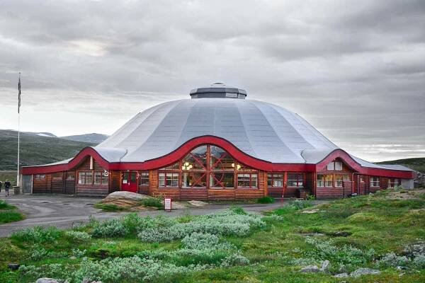 Severní polární kruh a UFO návštěvnické centrum Polarsirkelsenteret