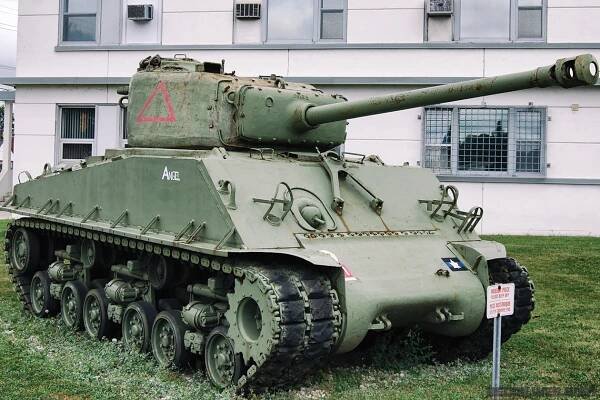 A Korean War-era Sherman M4A2E8 (76 mm) HVSS tank stands guard outside the museum. It carries the markings of the 6th Armoured Regiment (1st Hussars).