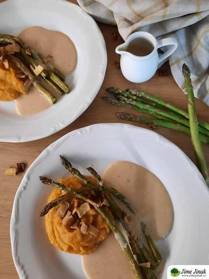 Pečený chřest s batátovým pyré, pepřovou omáčkou a tofu slaninou | Jíme Jinak