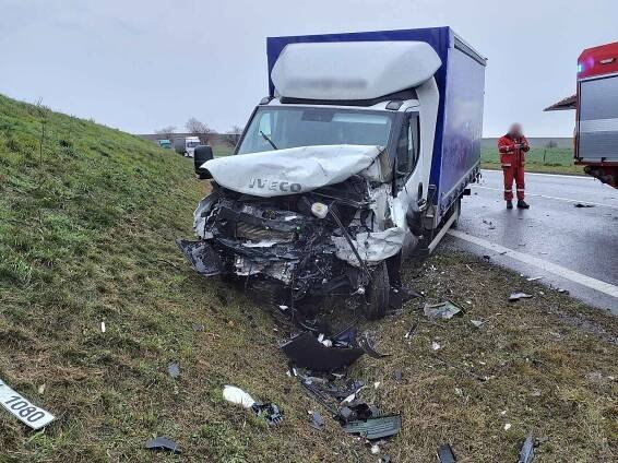 Tragická nehoda u Holubic: Zemřela žena, co vjela do protisměru. Vezla malé děti