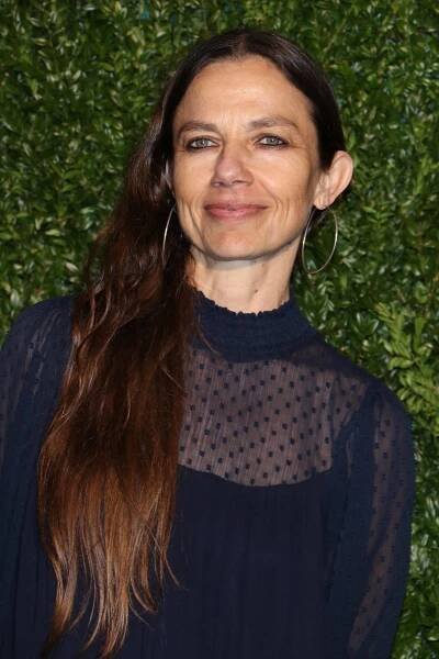 Justine Bateman on What It's Like to Be Hugely Famous: 'It's a Crazy Emotional Experience'