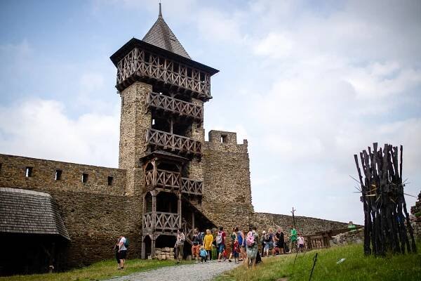 Helfštýn se proměnil ve vojenské ležení, řinčely zbraně a zněla hudba