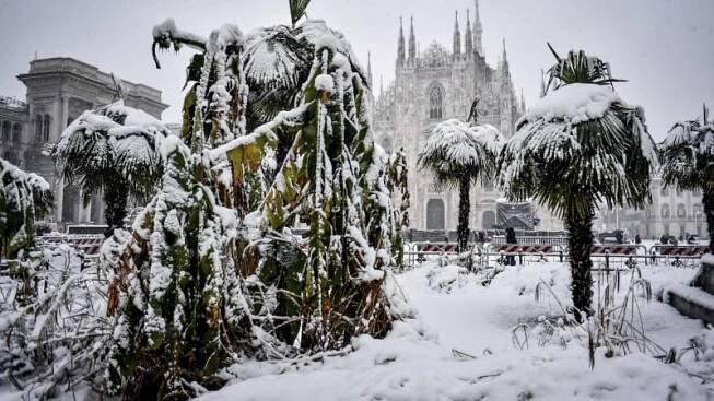 Italský Milán zasypal sníh. Padaly stromy i markýzy kaváren.