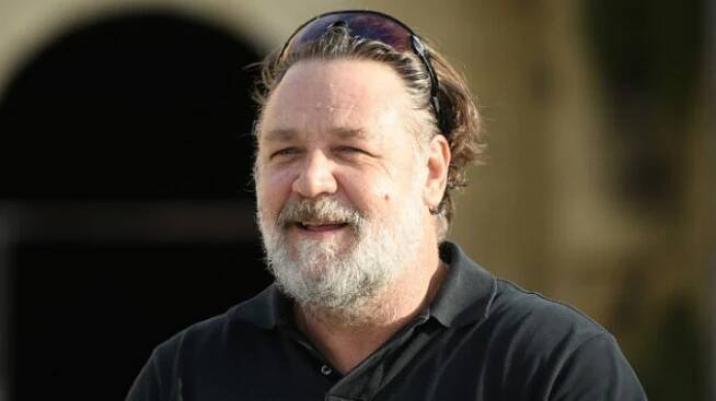 Russell Crowe se vrátil na místo, kde natáčel film Gladiátor. I přes přebytečné kilogramy se pochlubil svaly