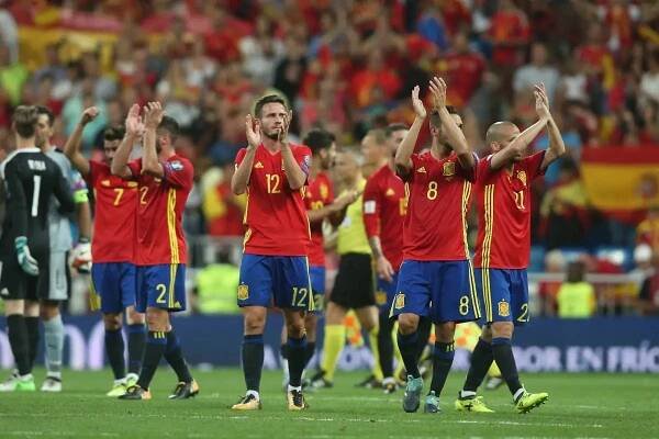 Bude španělské tiki-taka úspěšné? Stoperské duo tvoří Francouzi. Dotáhne je teenager na výsluní? - Ruik.cz