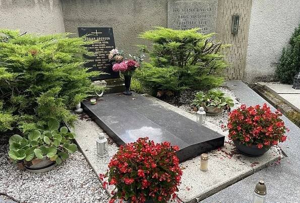 Hrob rodiny Vávrových na hřbitově v Chloumku v Mělníku – cokolivokoli.cz