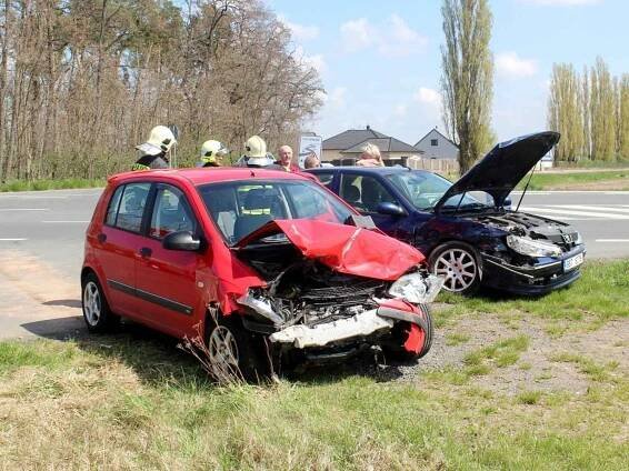 Dopravní nehoda na frekventované křižovatce u Semic.