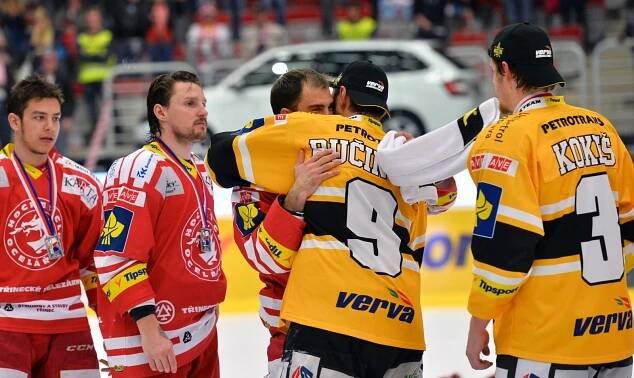 Čerstvý mistr extraligy Martin Ručinský objímá Oceláře Zbyňka Irgla po vítězství v sedmém finále