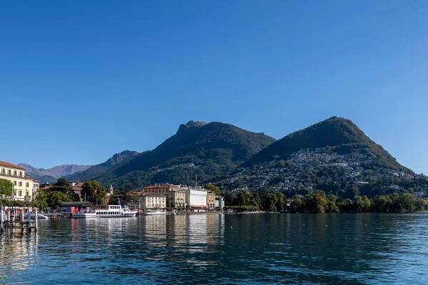 Aussicht auf Lugano und den Luganersee mit blauem Himmel