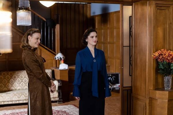 Barbora Andrešičová, Sarah Arató - Dunaj, k vašim službám - Season 1 - Z filmu