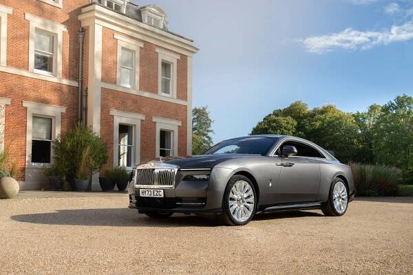 Za volantem elektrického Rolls-Royce. Spectre nešokuje čísly, přesto je výjimečný