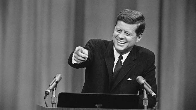 Trump v úterý zveřejní desítky tisíc stran dokumentů ohledně vraždy Kennedyho