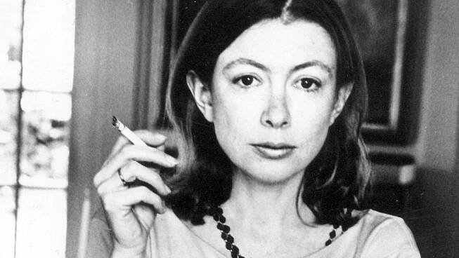Vyprávíme si příběhy, abychom přežili. Zemřela slavná esejistka Joan Didionová