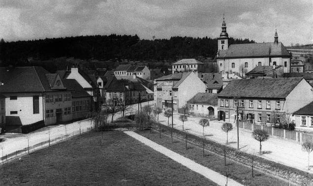 Velké Opatovice, Nádražní a Sokolská ulice, v pozadí kostel; 1939/1945 (sbírka Jiřího Fiedlera).