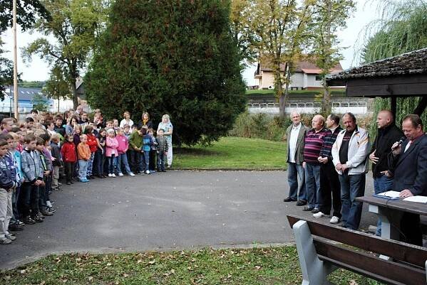 Slavnostní předání chodníků ze zámkové dlažby v Jesenici 2012 - Oficiální stránky obce Jesenice