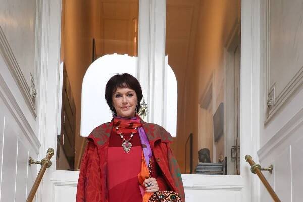 L’actrice et romancière Anny Duperey présente une exposition photo à Bruxelles. “C’est une passion qui me prend depuis une vingtaine d’année”, explique-t-elle, “Je suis très émue de redécouvrir ces photos aujourd’hui dans le regard des autres. La photo argentique est une véritable magie”.