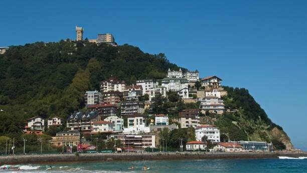 pohled na monte igueldo a pobřeží v donostia-san sebastian,provincie guipuzcoa,španělsko, evropa - monte igueldo - stock snímky, obrázky a fotky