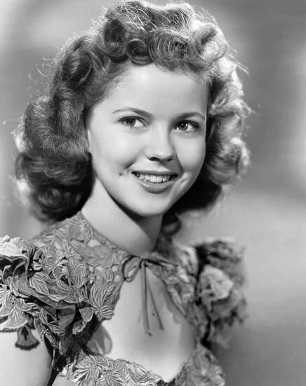 Mrkejte: Takhle báječně dnes vypadá nejslavnější dětská hvězda dvacátého století Shirley Temple (83)