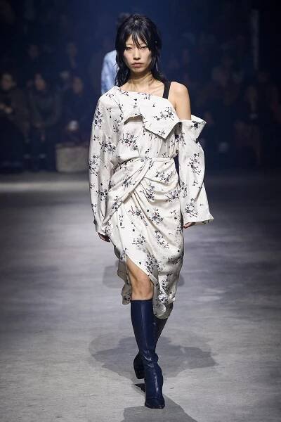 Zvířecí vzory, luxusní lesklý materiál a japonský styl, to je Kenzo FW 18 | LP-Life.cz
