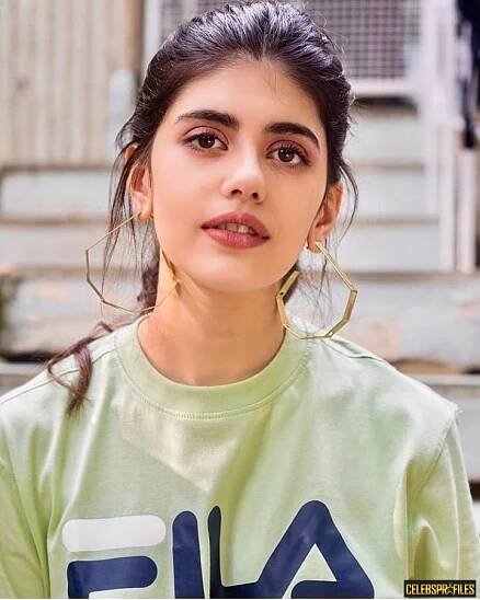 Sanjana Sanghi Wiki, Age, Movies, Height and Biography 10