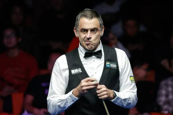 NANJING, CHINA - NOVEMBER 03: Ronnie O'Sullivan of England chalks the cue in the first round match against Mink Nutcharut of Thailand on day 1 of 2024 International Championship at Southern New City (SNC) National Fitness Center on November 3, 2024 in Nanjing, Jiangsu Province of China. (Photo by Tai Chengzhe/VCG via Getty Images)