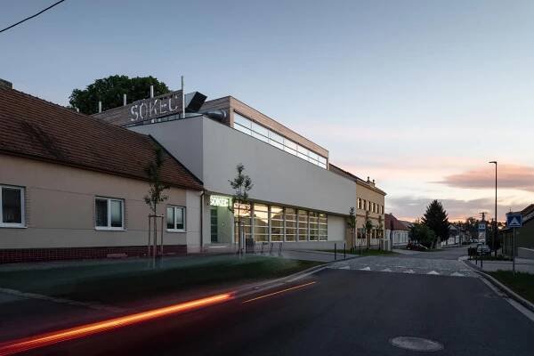 Fotka: Strana budovy směřující do ulice