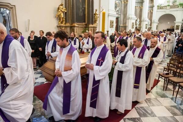 Pohřeb otec Jan Kabeláč 2015 | Farnost Brno - Židenice u kostela sv. Cyrila a Metoděje
