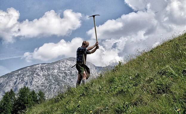 Der Bergbrenner der Enzianbrennerei Grassl beim Wurzelgraben