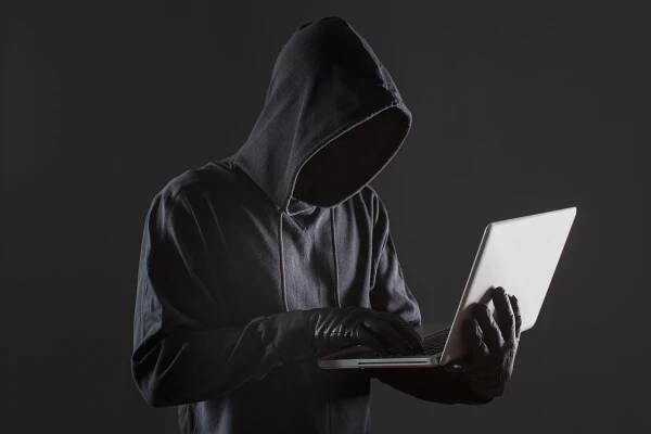 Podvodníci často útočí přes WhatsApp. Policie varuje a radí, jak se chránit
