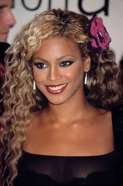 Beyonce Knowles dítě osudu v VH1/Vogue móda Awards, NYC, 10/19/01, od CJ Kontino. — Stock obrázek
