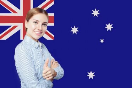 Cestování a studium v Austrálii koncept s roztomilou usměvavou holkou — Stock obrázek