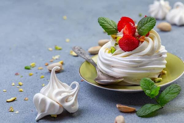 Nadýchaný dezert Pavlova můžete připravit ve velké i mini verzi