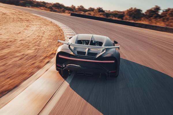 Tak rychlé, až doslova létá: Bugatti Chiron Pur Sport je spíš než auto nízko letící stíhačka