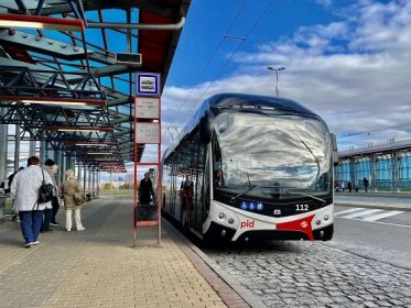 Ze 140 nově 58. První autobusovou linku střídají v Praze trolejbusy, zkušební provoz končí