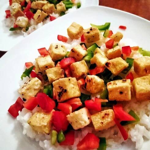 Jednoduché křupavé tofu s rýží a zeleninou