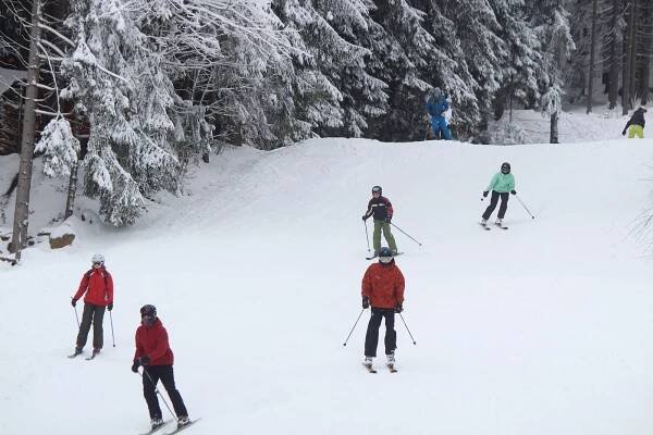 Na Špičáku lyžovaly tisíce lidí, jedou všechny sjezdovky i nejprudší Šance
