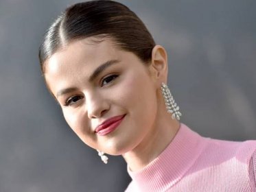 Selena Gomez's Early-Morning, Preflight Beauty Routine Is So Relatable — See the Video