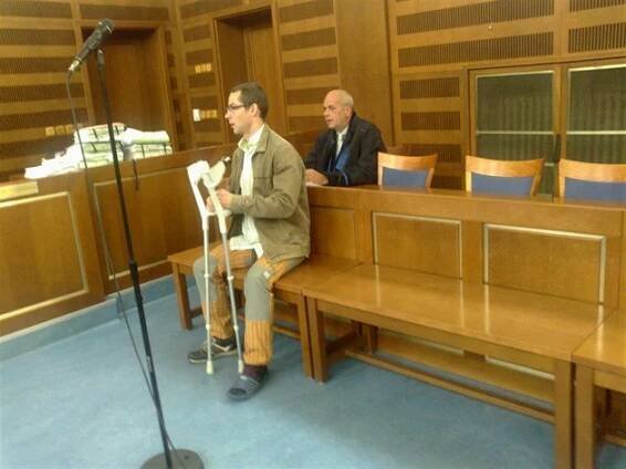 V baru strčil do muže, hrozí mu 12 let. Příbuzní oběti žádají 5,5 milionu