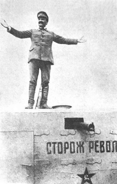 Lev Davidovič Trockij řeční na střeše obrněného vlaku v roce 1920 během občanské války