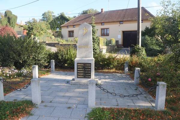Soubor:Overview of World War I memorial in Mikulovice, Třebíč District.jpg