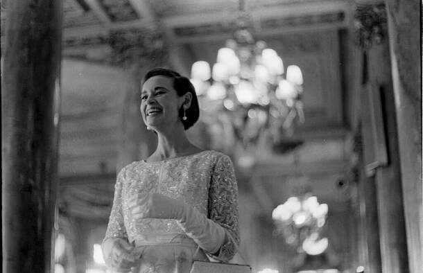 Socialite Gloria Vanderbilt modeled a new hairdo inspired by the 1961 film Last Year at Marienbad.