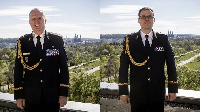 Daniel Miklós je brigádní generál, Vladimír Vlček generálmajor. Povýšil je prezident republiky