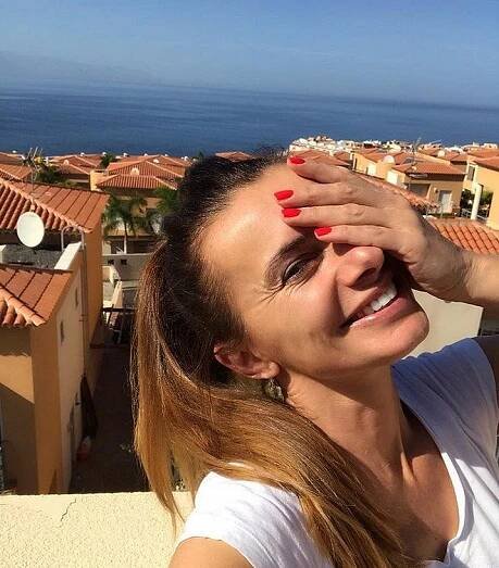 Už opět provokuje v plavkách: Alice Bendová poslala fanouškům sexy pozdrav od moře